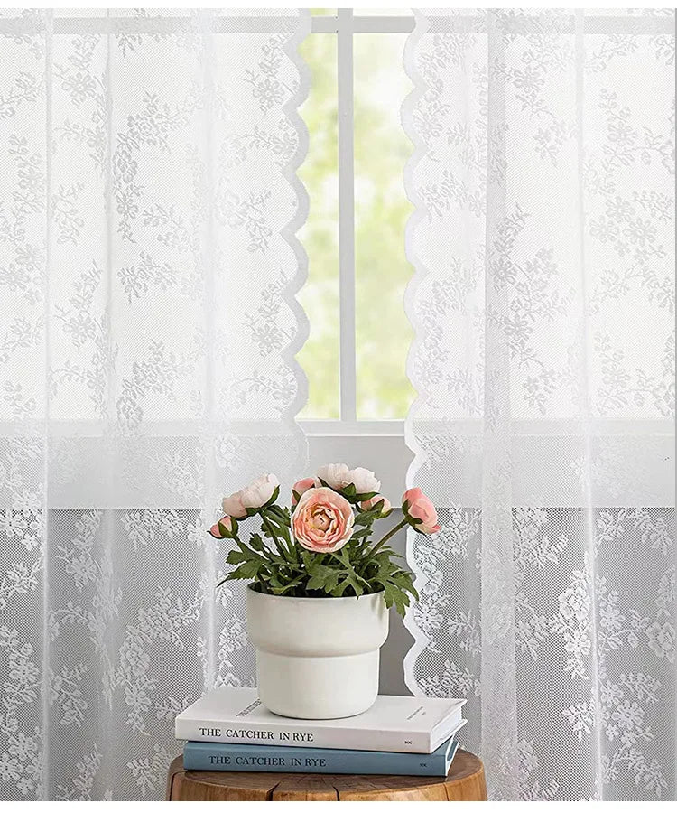 rideaux voilage floral dentelle translucide blanc vintage champêtre décoration intérieure tringle métallique noire chambre