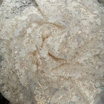 tissu vert clair jaune rose blanc fleurs blanches paillettes dorées tulle brodé élégant décoratif