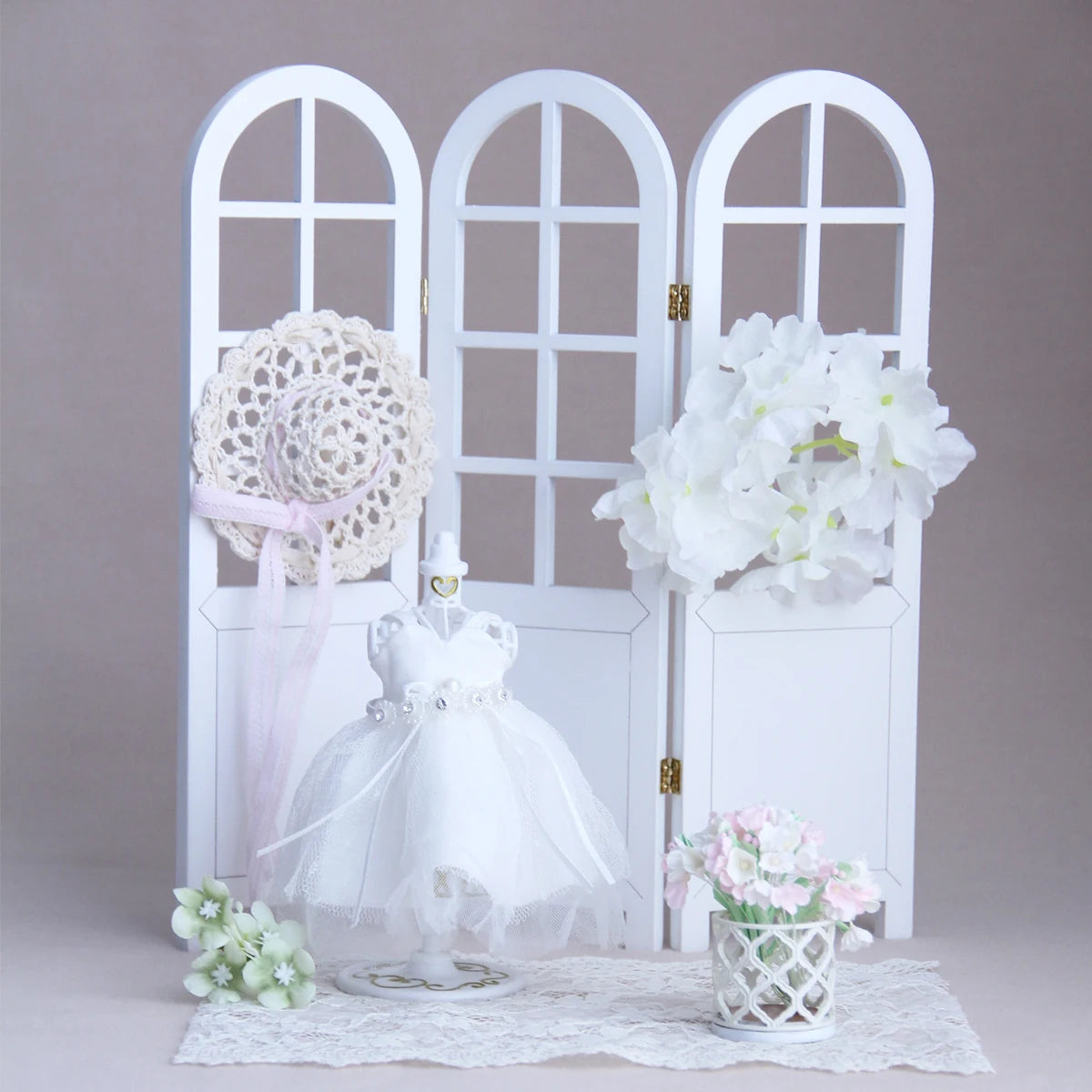 décoration intérieure paravent blanc lignes verticales motifs floraux jouets divers horloge chaise miniature