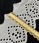 dentelle coton blanc motifs floraux ajourés texture vintage mètre écologique translucent