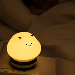 veilleuse table animée abeille souriante antennes noires moderne chambre enfants blanc noir led rechargeable