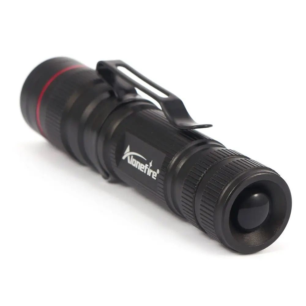 lampe torche rouge noir zoomable 3w led intense compact moderne clips adjustable