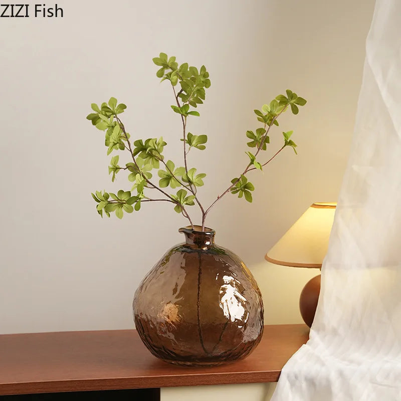 vase verre transparent brun texturé branches feuilles fleurs rouge bougies table basse déco chambre
