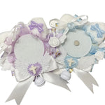 couronne baptême ailes rubans pompons croix dentelle blanche rose violet bleu jaune