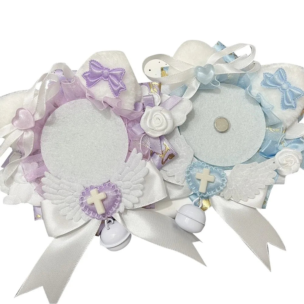 couronne baptême ailes rubans pompons croix dentelle blanche rose violet bleu jaune
