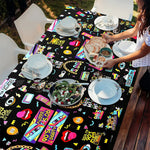 nappe jetable 90s anniversaire graphique cassette audio noir rose jaune bleu festive retrogaming tableDecoration