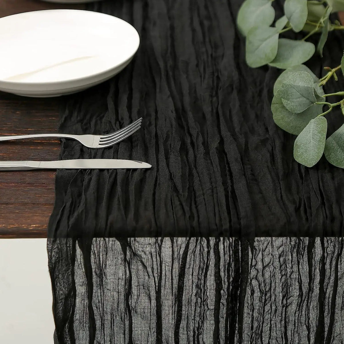 chemin table vert olive rayures horizontales classique assiettes blanches fourchettes dorées gobelets décoratifs bougies
