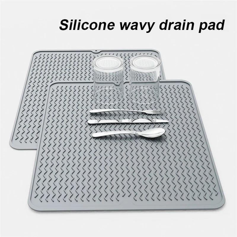 tapis drainage silicone gris rayures modernes assiettes verres cuillères couteaux poêle assaisonnement