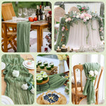 serviette table vert plissée moderne assiettes blanches verres vin bougies vase blanc pompons blancs