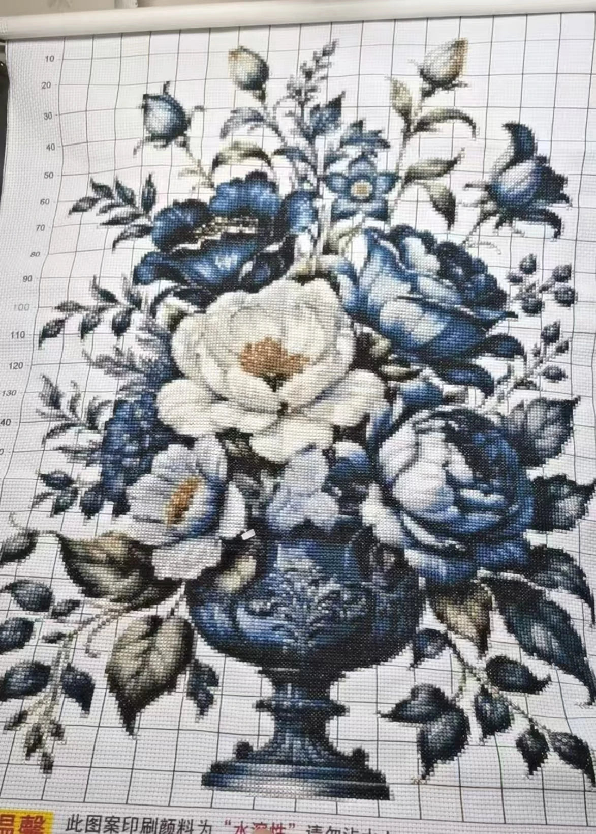 broderie fleur bleu blanc vert orange rose violette art floral décoration murale maison
