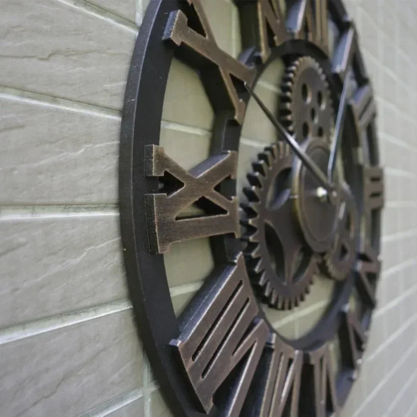 Horloge murale rétro accrochée dans un salon moderne