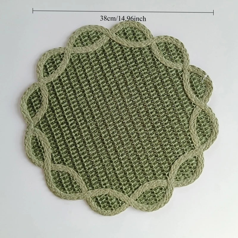 tapis table rustique vert beige marron clair texture tissée bordure ornée décoration intérieure photo