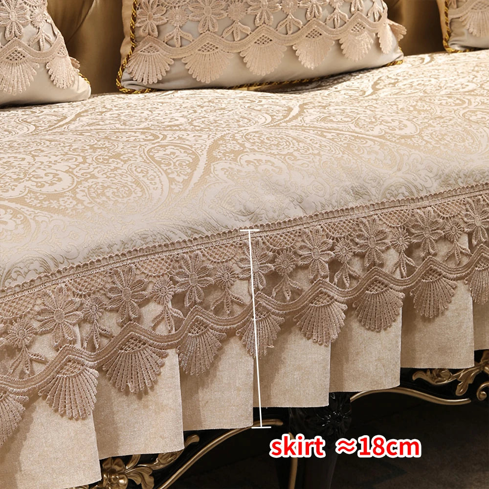 Parure de lit en dentelle brodée, avec une jupe de lit aux délicats motifs de fleurs et de fanions.