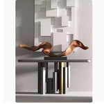 décoration moderne sculpture abstraite console mural panneau strié fauteuil cuir boules métalliques abat jour