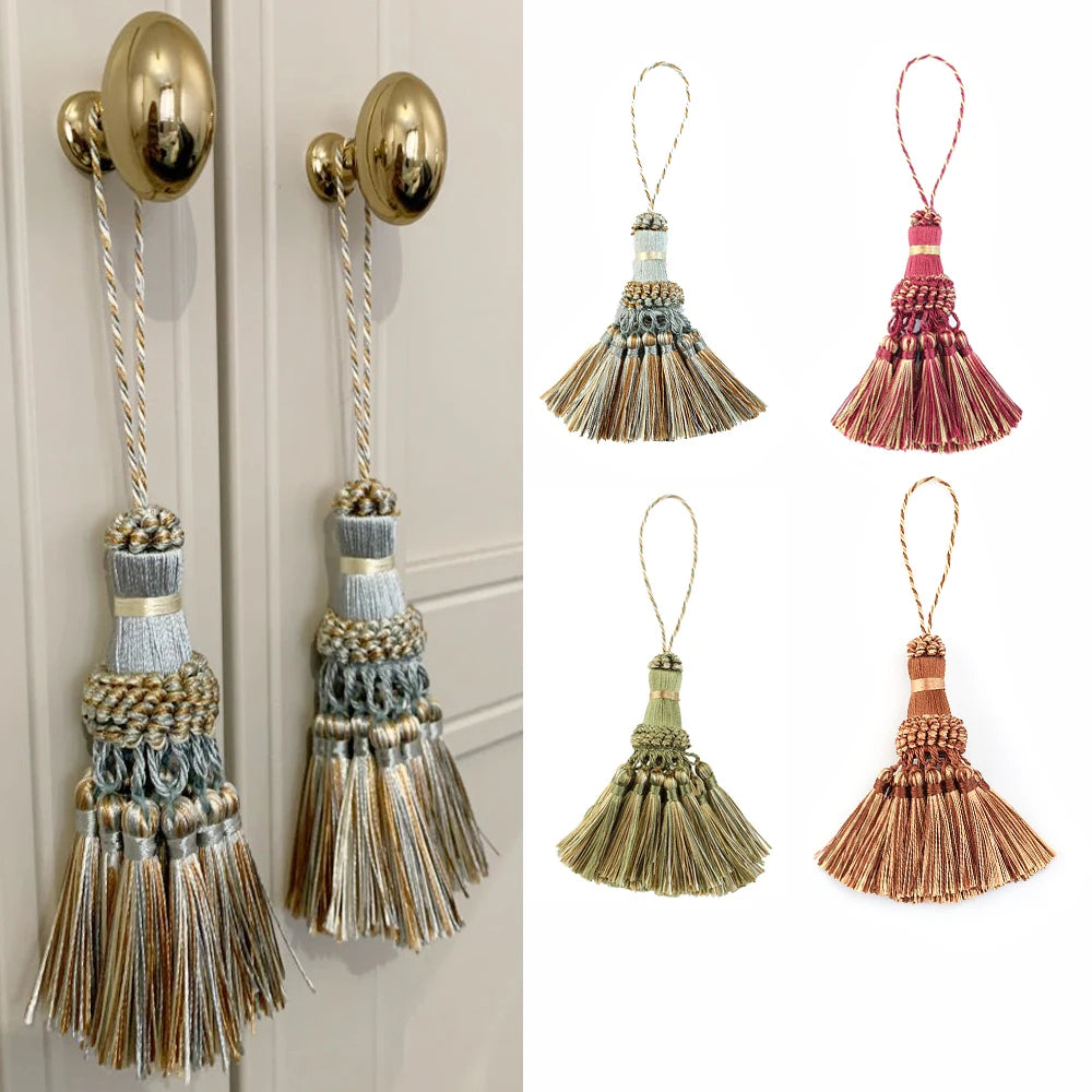 pompons franges tissus décoratifs élégants rideaux accessoires textiles maison couleurs variées beige gris rose
