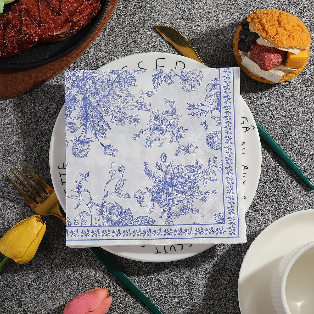 serviettes papier motif floral couleurs vives blanc bleu rouge jaune vert rose classique romantique