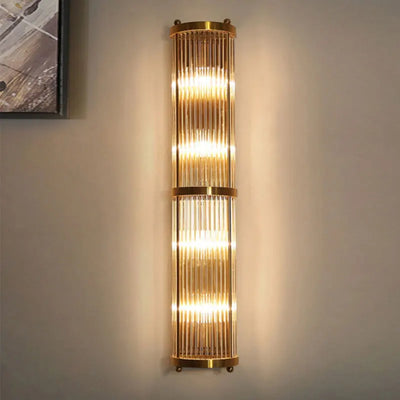 Applique murale LED en cristal doré sur fond blanc
