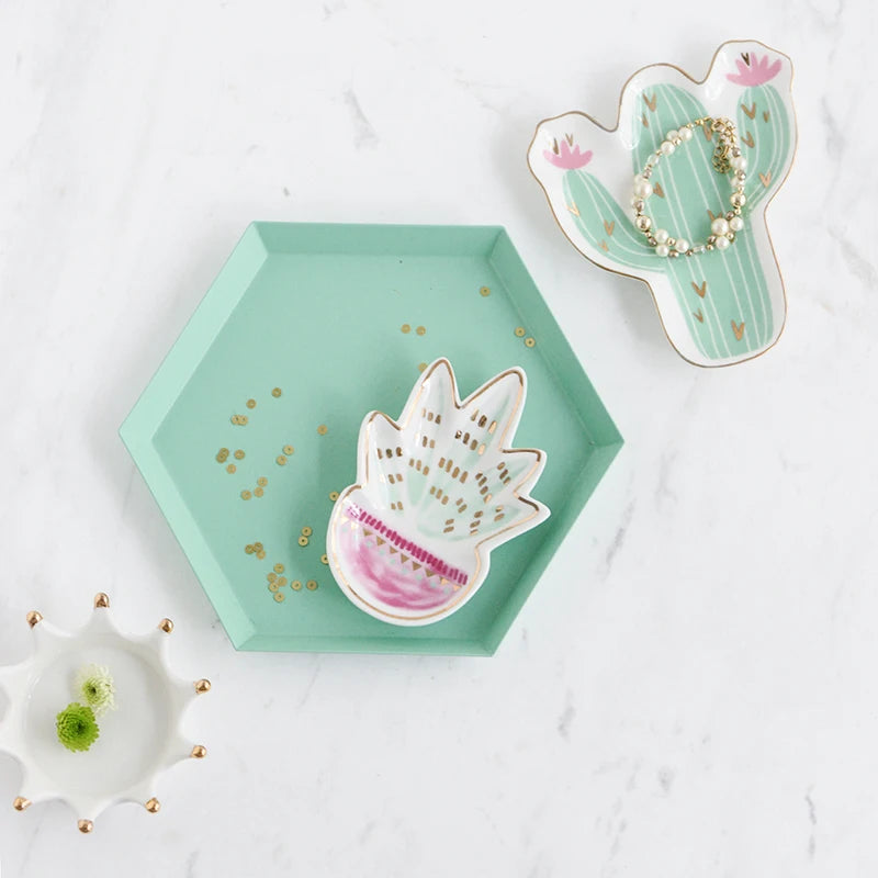 assiettes décoratives boho chic cactus main flamants roses motifs floraux vert blanc rose doré