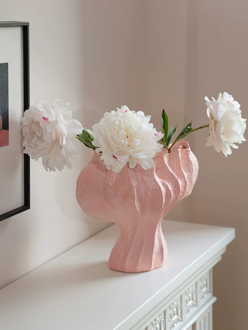 vase moderne porcelaine rose pâle ondulé décoration maison salon arrangement floral