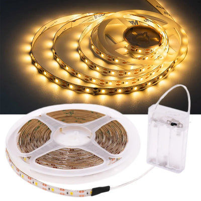 Ruban LED à piles étanche IP65 enroulé sur fond blanc