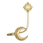 Une bague de design élégant et orné aux motifs dorés.