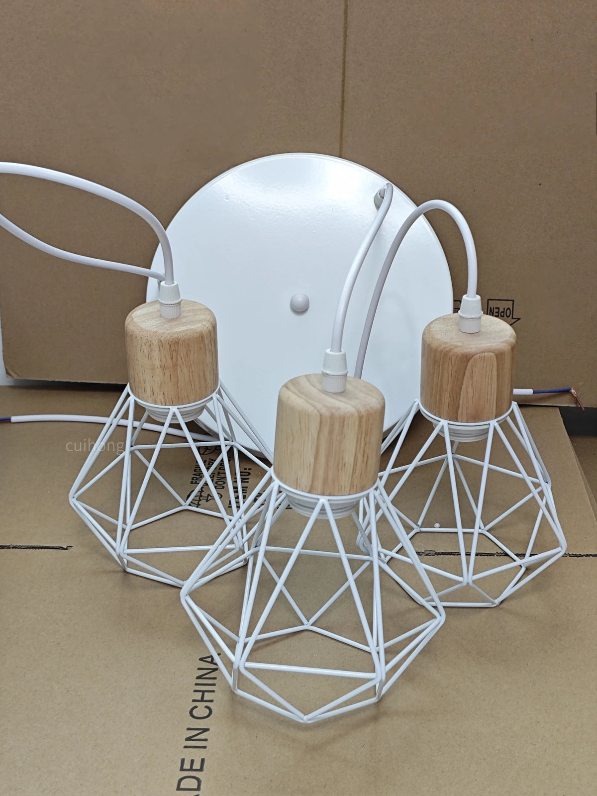 suspension lumineuse industrielle cage métal finition bois naturel ampoule filament noir moderne