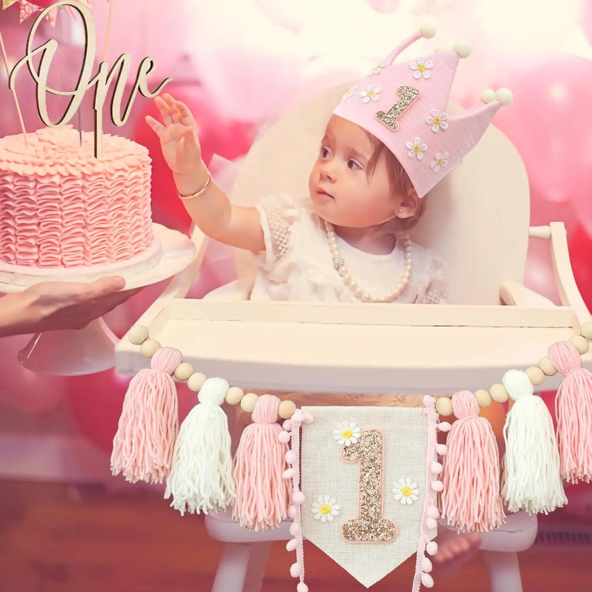 décorations anniversaire 1er anniversaire fille couronne guirlande rose fleurs numéro pompons chambre enfant