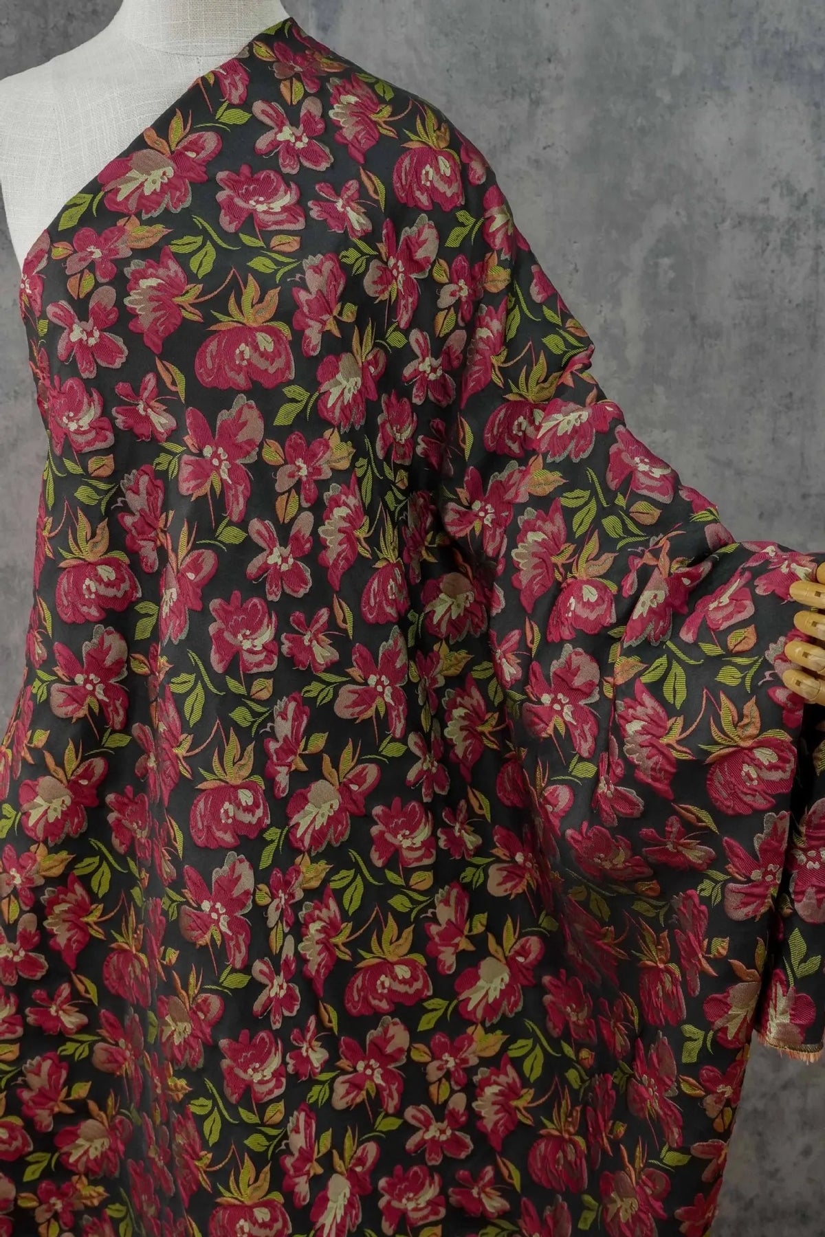 tissu imprimé fleurs roses feuilles vertes fond noir classique brodé polyester large 140cm opaque