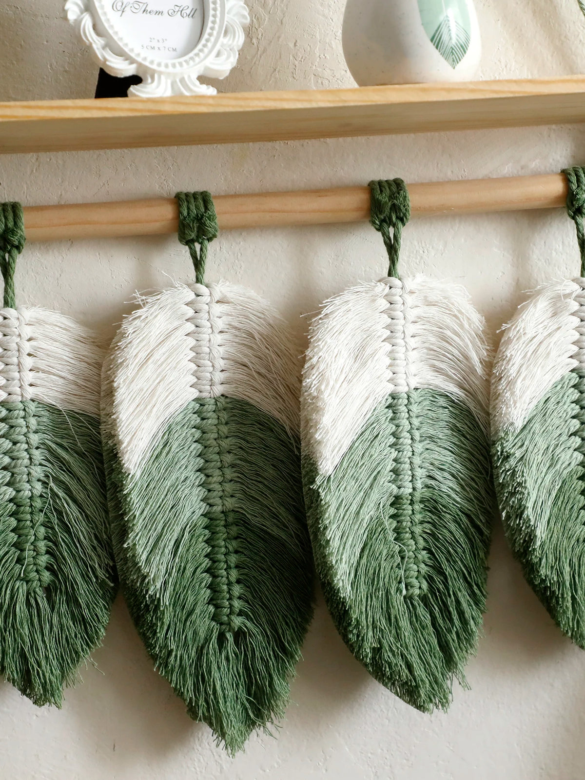 étagère murale bois macramé feuilles vertes claires décoration bohème artisanale cadre photo oiseau