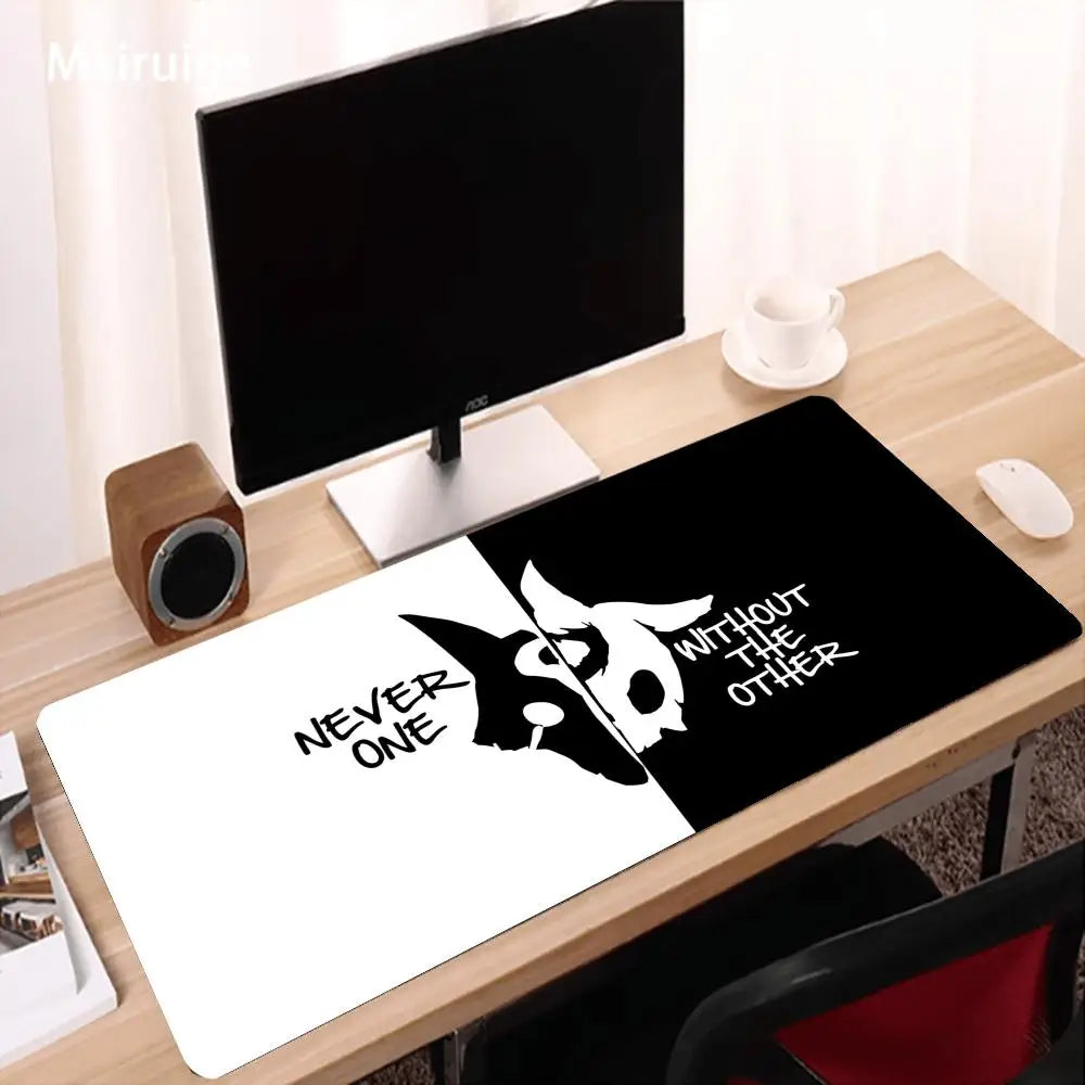 tapis souris gaming graphique moderne masque visage NEVER ONE WITHOUT THE OTHER blanc noir