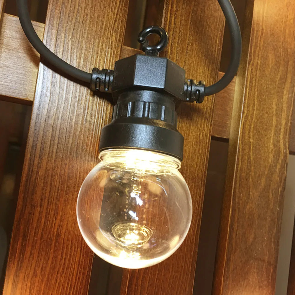 Guirlande lumineuse utilisée pour décorer un mariage en extérieur