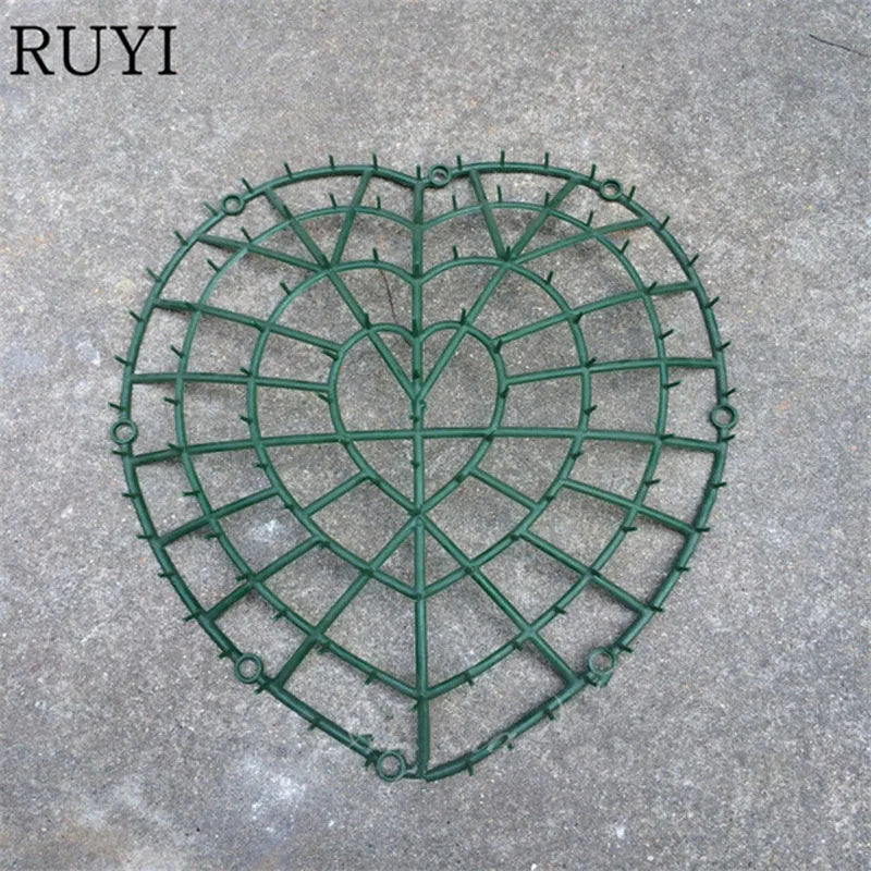 coeur métal vert grille géométrique moderne décoration intérieure festive arrangement floral transparent opaqué