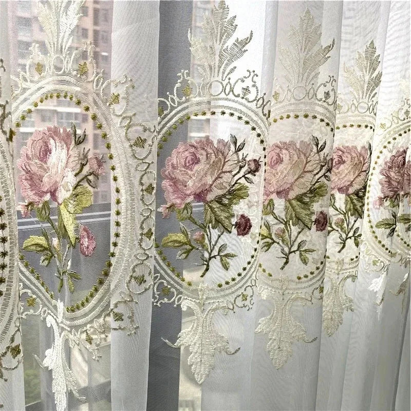 rideau tulle blanc broderie fleurs roses feuilles vertes salon chambre décor romantique classique
