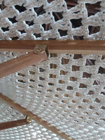 parasol extérieur moderne bohème 250cm diamètre franges macramé pompons tressage ajouré opaque bois clair