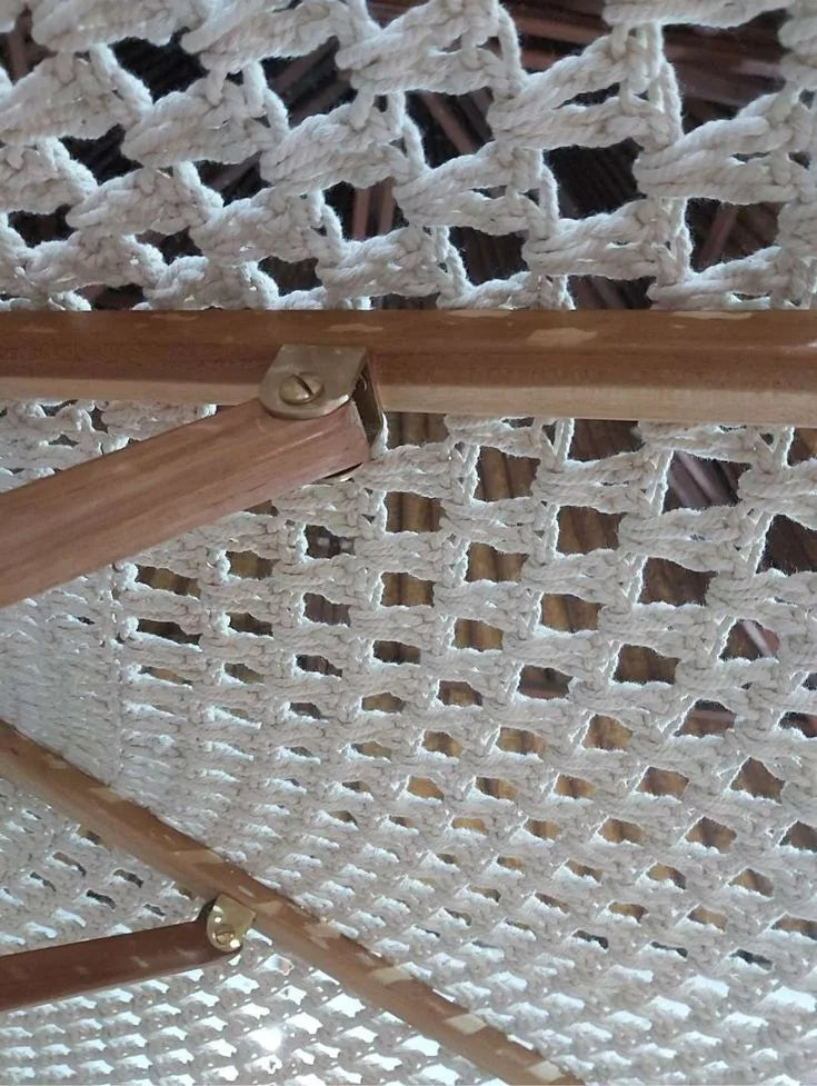 parasol extérieur moderne bohème 250cm diamètre franges macramé pompons tressage ajouré opaque bois clair
