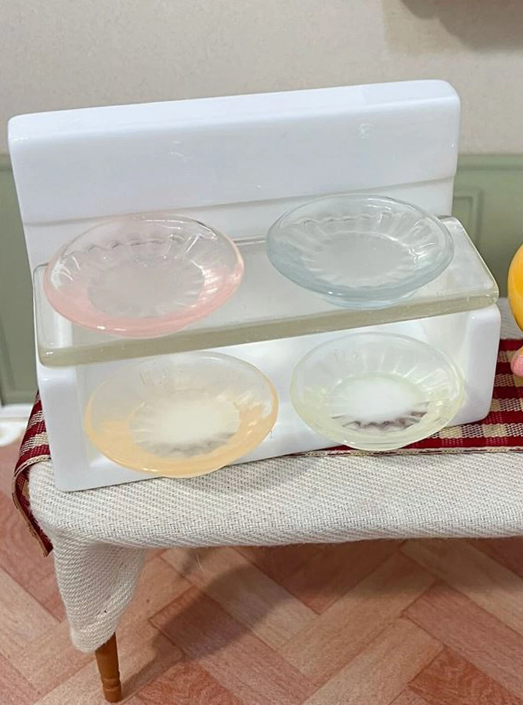 accessoires poupées assiettes résine rose clair beige vert clair rayures circulaires moderne unisexe 14