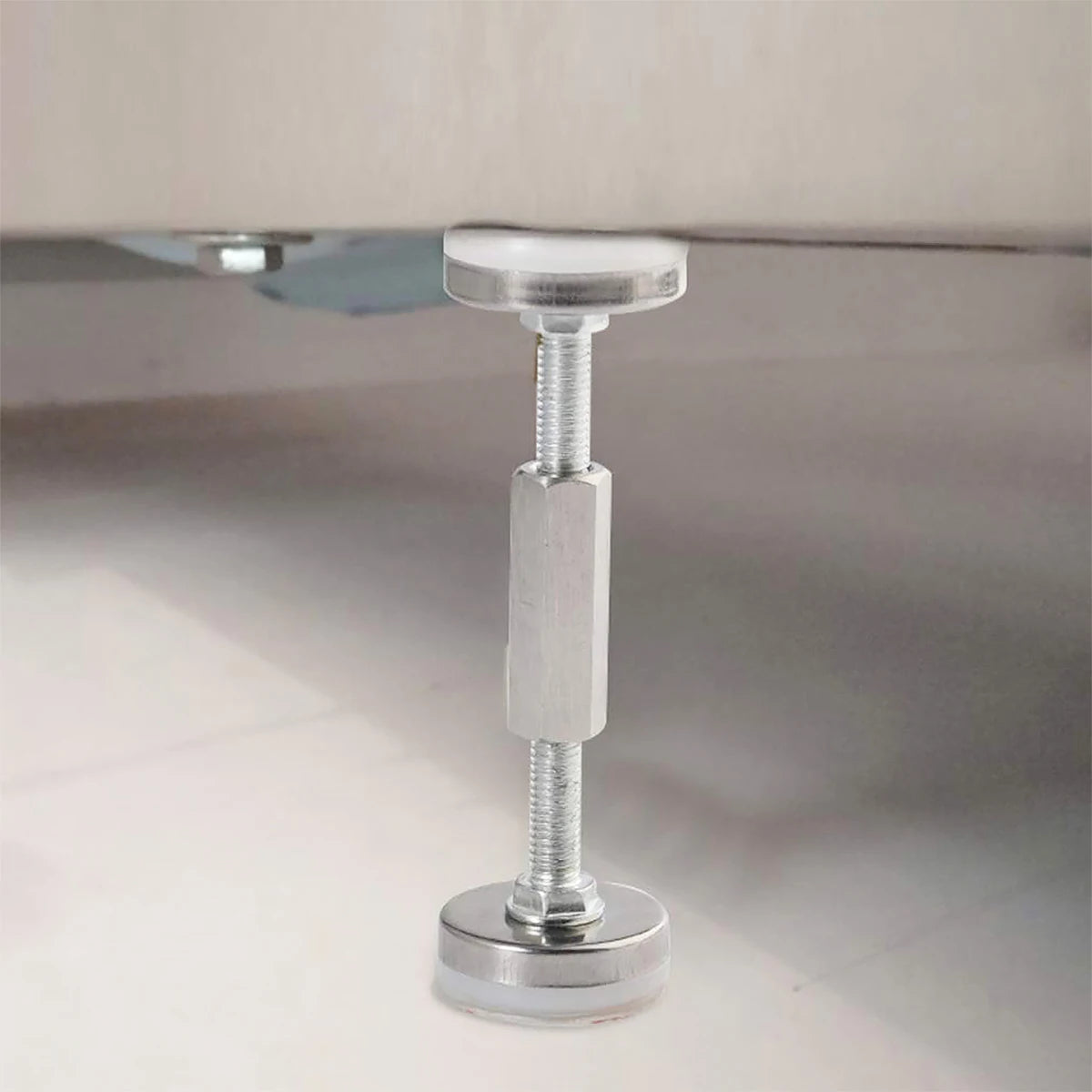 fixateur meuble moderne tasseau argenté blanc vissage adhésif antidérapant inclusion tapis feutre diamètre ajustable