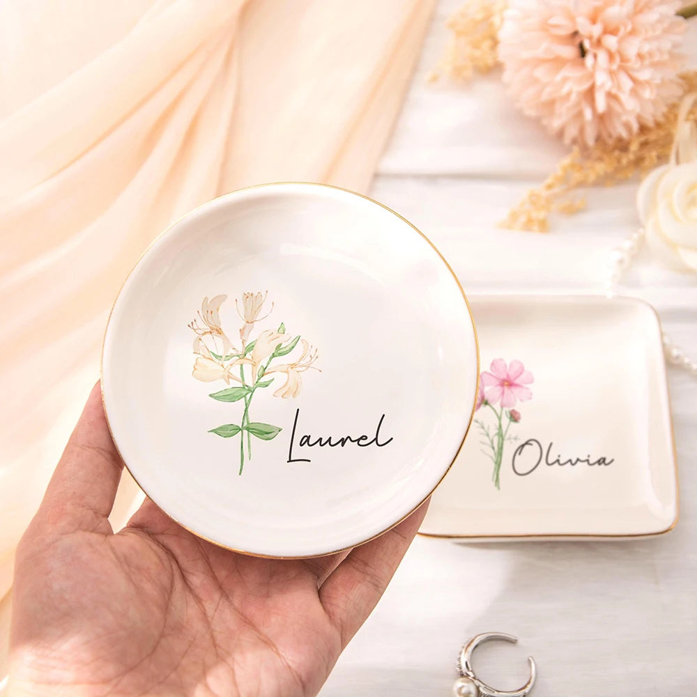 assiettes bijoux blanc or fleurs dessinées texte classique rond coeur carré dentelle