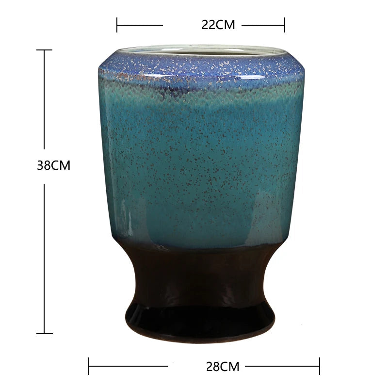 Vase de style vintage en céramique aux teintes bleues et vertes.