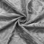 Tissu gris avec motifs élégants et texture raffinée, idéal pour la décoration intérieure et la confection de rideaux ou de housses modernes.