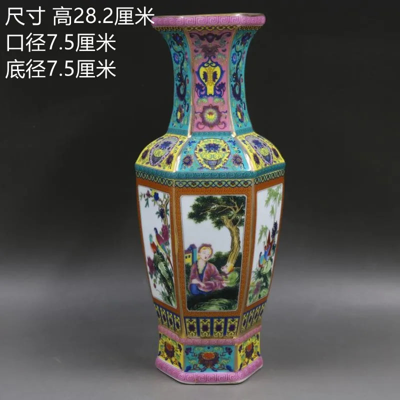 Ce vase décoratif chinois de grande taille est orné de motifs colorés et de scènes de paysage peintes à la main.