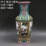 Ce vase décoratif chinois de grande taille est orné de motifs colorés et de scènes de paysage peintes à la main.