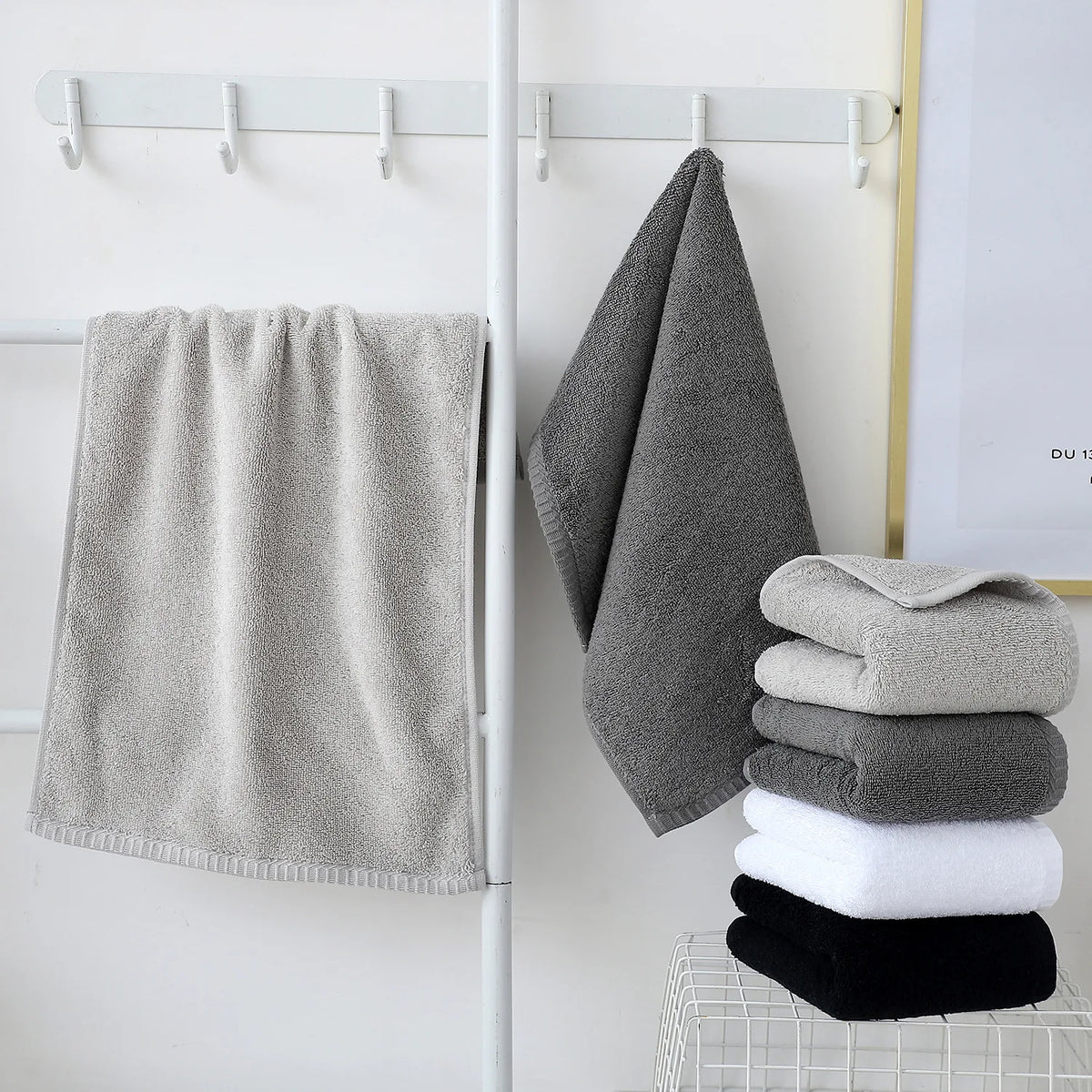 serviettes coton douces absorbantes blanc gris noir velours modernes minimalistes crochets support mural
