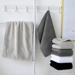 serviettes coton douces absorbantes blanc gris noir velours modernes minimalistes crochets support mural