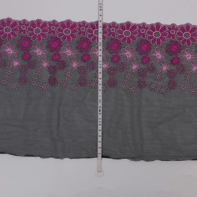 tissu polyester dentelle brodée fleurs roses gris translucide décoration artisanale broderie fine 19cm large