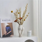 vases céramique modernes blancs fleurs séchées décoration table salon humains stylisés minimaliste