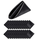 Un set de serviettes pliées en forme de triangles noirs.