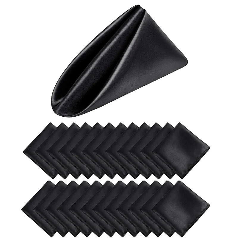 Un éventail de serviettes à motifs géométriques noirs opaques de formes triangulaires sur un fond blanc.