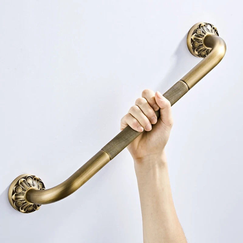 poignées porte classiques finement texturées cuivre doré antidérapantes intérieur sécurité maison ancien fixations visibles