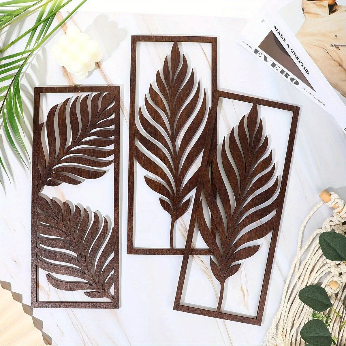 plaque murale bois feuilles stylisées marron noir vintage boho chic crochets gravure